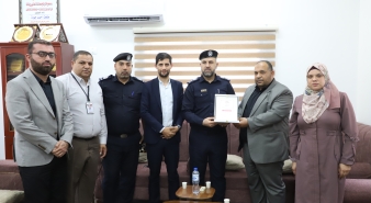 وفد من نقابة المحامين الشرعيين الفلسطينيين يزور مركز شرطة الرمال.